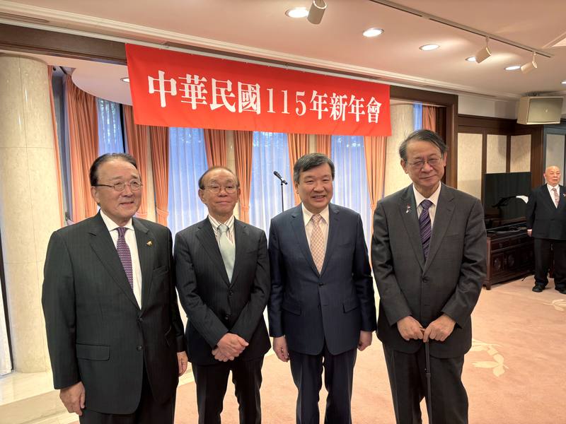駐日代表處6日舉辦新年會，駐日代表李逸洋（右2）與日本台灣交流協會理事長谷崎泰明（左2）、前日本駐台代表沼田幹夫（左1）、泉裕泰（右1）合影。