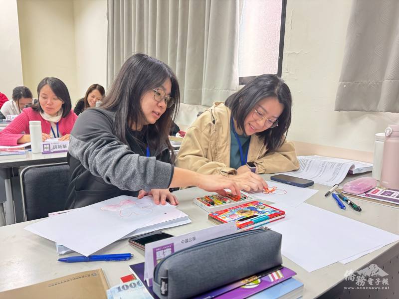 「創傷敏覺正念與特殊情形之情緒支持」課堂中繪製情緒指引與情緒薑餅人