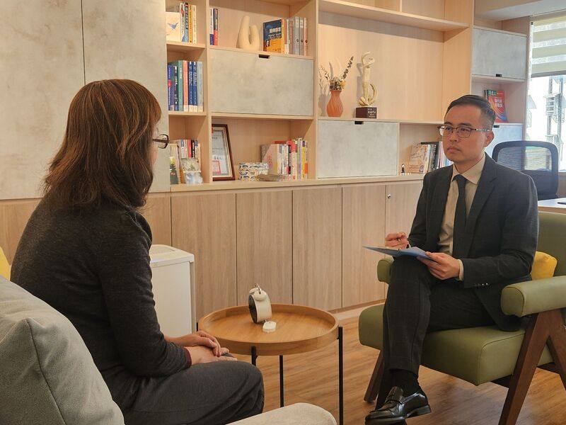 罹癌似獨自頂著寒風逆行，台灣癌症基金會5日起推出「5+5心理社會處方」照護模式，接住癌症家庭，盼力推至全國。圖為心理諮商示意圖。