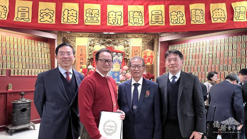 波士頓辦事處組長黃耀良（左一）和波士頓文教中心主任高家富（右一）祝賀黃鷹立（左二），黃兆祥（右二）當選黃氏宗親會主席