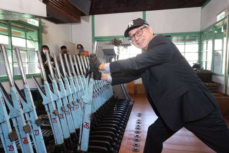 文化部長李遠參觀舊打狗驛故事館「北號誌樓」，體驗用來車輛調動、號誌切換的電氣機械聯鎖裝置