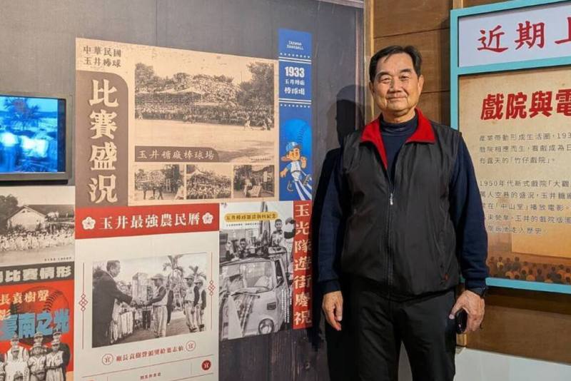 台南玉井區噍吧哖文化園區常設展中呈現1970年代玉井糖廠棒球場主題內容，台灣棒球名人堂候選人葉志仙（圖）參觀，追憶少棒歲月。（台南市文化局提供）