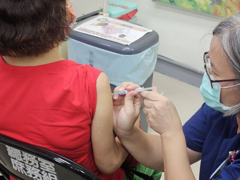 研究指出，相較成年人，長者免疫老化使流感疫苗抗體濃度下降3倍，台灣115年起將導入更強效加強型疫苗，醫界盼適用對象逐年擴大。