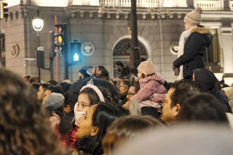 1月6日「三王節」對西班牙人意義重大，傳統上是孩子們收耶誕禮物的日子，被視為「西班牙的兒童節」。首都馬德里5日晚間舉行「三王節遊行」活動，雖然受到北極寒流來襲影響，夜晚氣溫降至攝氏1度，但是來看遊行的孩子們熱情不減，坐在父母親的肩上開心地向三王揮手，高喊「三王節快樂」