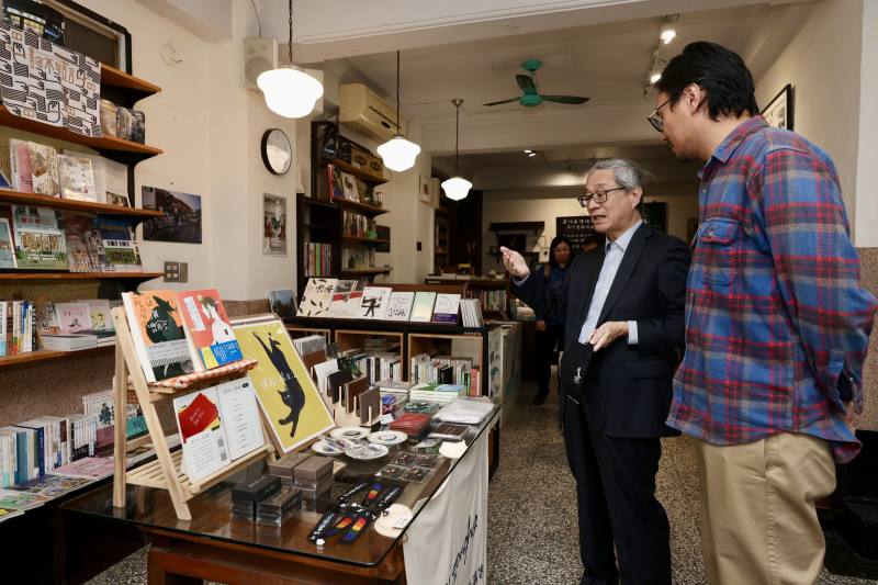 文化部長李遠參觀高雄第一間獨立書店「三餘書店」