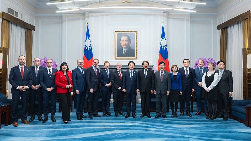 總統與「歐洲議會議員團」合影