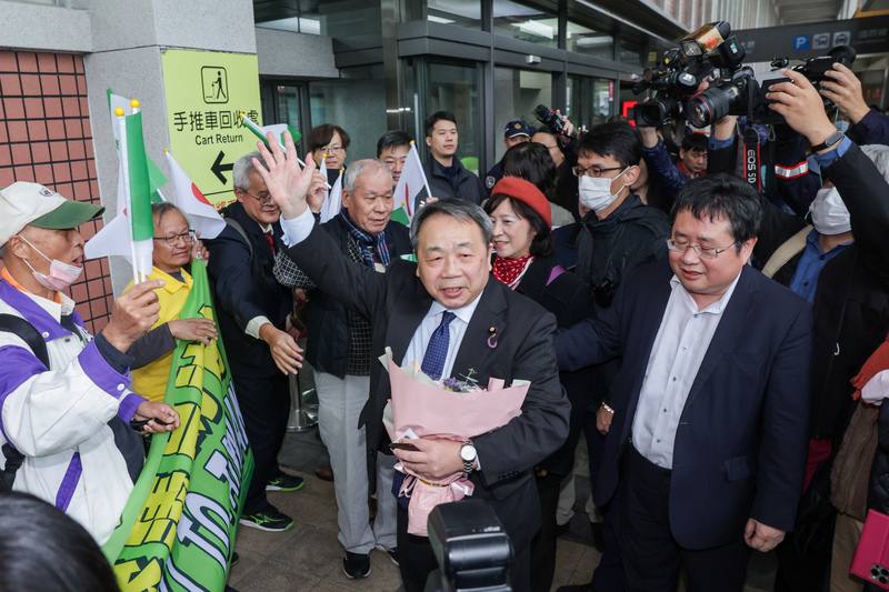 Japanese lawmaker Hei Seki (front center) waves to the crowd as he arrived at Taipei Songshan Airport in Taipei on Tuesday. CNA photo Jan. 6, 2025