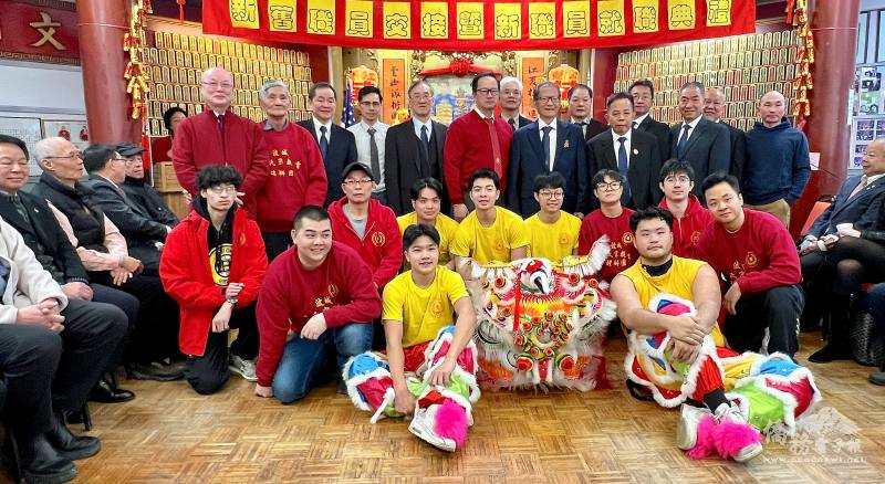黃氏宗親會職員和醒獅合影