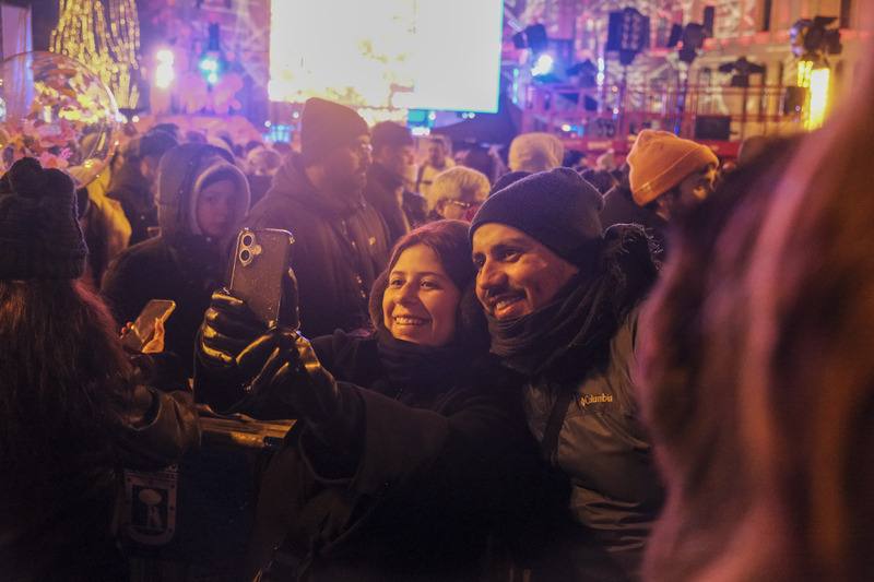 西班牙人熱愛「三王節」（Día de Reyes）慶典，首都馬德里5日晚間舉行年度「三王節遊行」，大人小孩共襄盛舉，許多民眾在活動結束後，還依依不捨歡樂自拍。