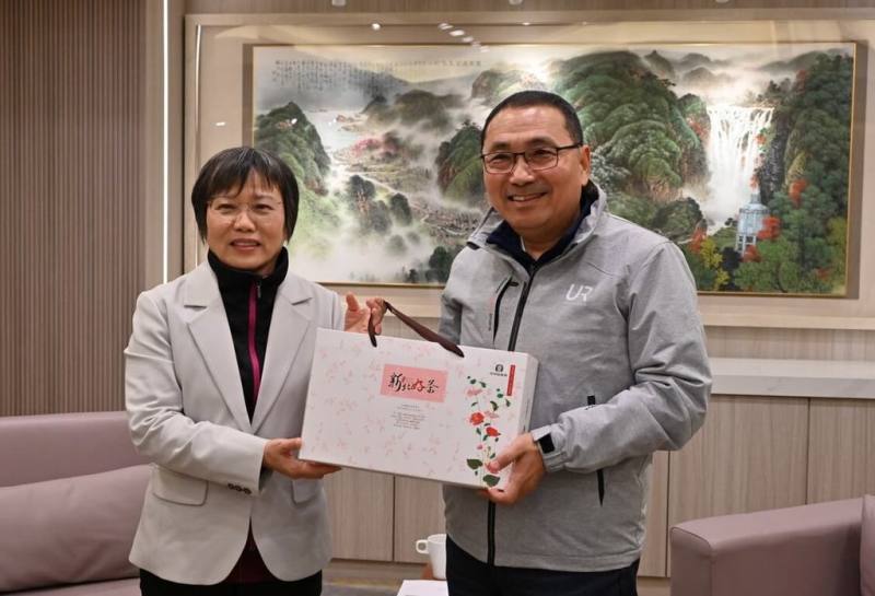 內政部長劉世芳（左）6日拜會新北市政府，由市長侯友宜（右）接待，雙方就社會住宅興辦等住宅政策進行意見交流。（新北市政府提供）