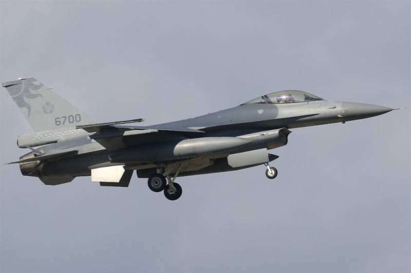 空軍司令部6日發布新聞稿表示，花蓮基地一架F-16V（blk20）單座戰機（機號6700），晚間由飛行官辛姓上尉駕機起飛執行例行性訓練任務，於花蓮縣豐濱鄉東面10浬疑跳傘，空軍已成立應變中心，展開搜尋行動。（讀者阿昌提供）