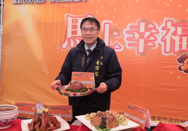 台南市政府攜手7家庇護工場，推出多款年節禮盒與開運年菜，市長黃偉哲（圖）7日出席在官田區農會超市辦理的記者會，鼓勵採購「最有溫度的禮物」，助身心障礙者穩定就業。（台南市政府提供）