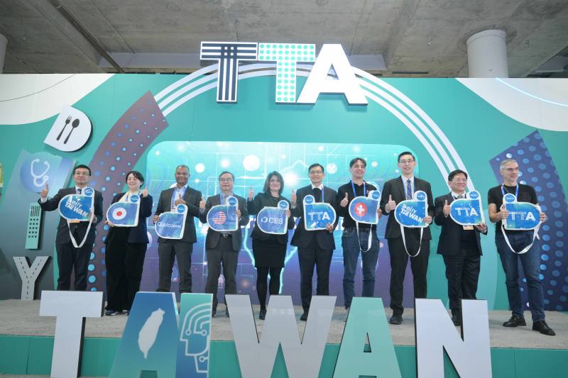 TTA館舉行開幕儀式，全球新創生態系貴賓齊聚一堂共表支持。
左起：竹科管理局盧宥宇專委、日本貿易振興機構Mio Kawada副總裁、高通Sudeepto Roy副總裁、駐舊金山科技組顏宏偉組長、CTA Janenne Remondino資深總監、國科會林德生處長、國際加速器Mosaic共同創辦人Volker Heistermann、經濟部技術司鄭桂忠諮詢委員、工研院產服中心陳立偉執行長、Ingenev Mobility 執行長Volker Kaese