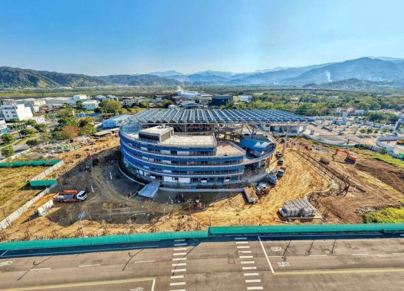 新竹縣政府6日表示，竹東客家文化大禾埕已完成主體建築，正進行戶外景觀與內部裝修，另在商場空間規劃將啟動招商作業，預計年底前可正式開館營運。（新竹縣政府提供）