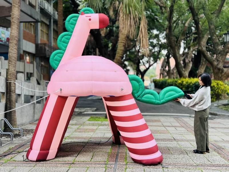 新北市立淡水古蹟博物館邀請藝術家以農曆馬年為靈感，打造大型充氣馬，作品即起在紅毛城展至2月28日。圖為藝術家陳姝里創作的「山海之馬」。（淡水古蹟博物館提供）