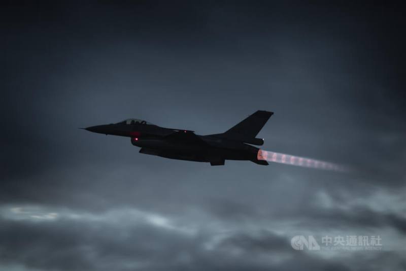 空軍一架F-16V戰機6日晚間在花蓮豐濱鄉東方海面失事。圖為F-16V戰機夜航前往目標區訓練，非當事戰機。（中央社檔案照片）
