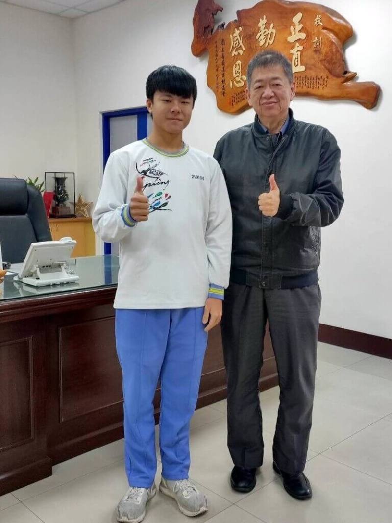 國立嘉義高商高三生王柏權（左）憑藉對昆蟲研究的執著熱情與多元學習成果，今年成功透過特殊選才管道，錄取國立台灣大學昆蟲學系。右為校長孫忠義。（嘉商提供）