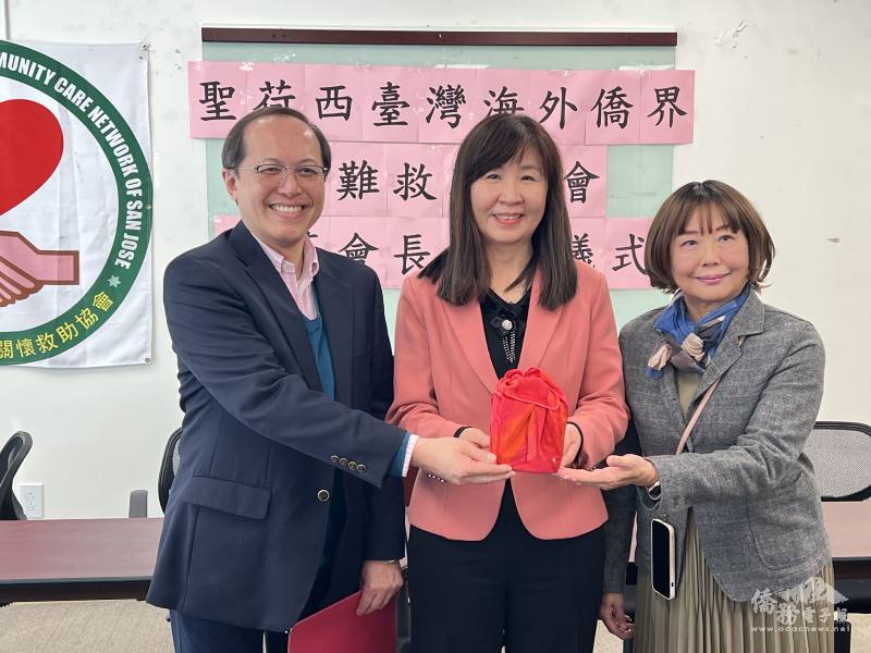 會長交接(左起：滿任會長陳俊成、文教中心主任莊雅淑監交及新任會長陳瓊瑩)