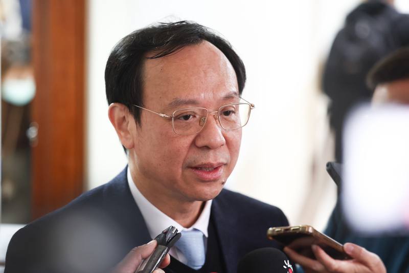 行政院會114年12月通過人工生殖法修正草案，確定脫鉤代理孕母。立法院衛環委員會8日將審查人工生殖法修正草案，衛福部長石崇良（圖）7日在立法院受訪表示，條文需與時俱進，並以兒童最佳利益做考量，而代理孕母部分仍有爭議，行政院版未納入