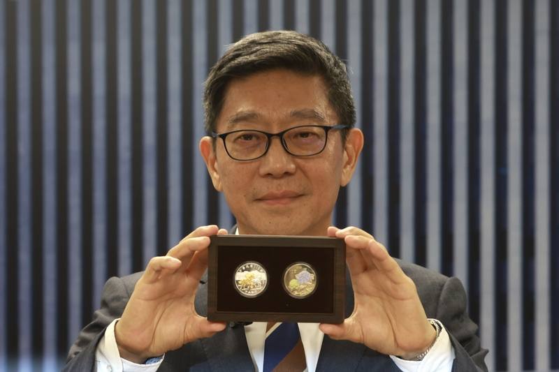 Teng Yen-ta, director-general of the Department of Issuance at Taiwan's Central Bank, displays commemorative coins for the Chinese lunar Year of the Horse in Taipei on Tuesday. CNA photo Jan. 6, 2025
