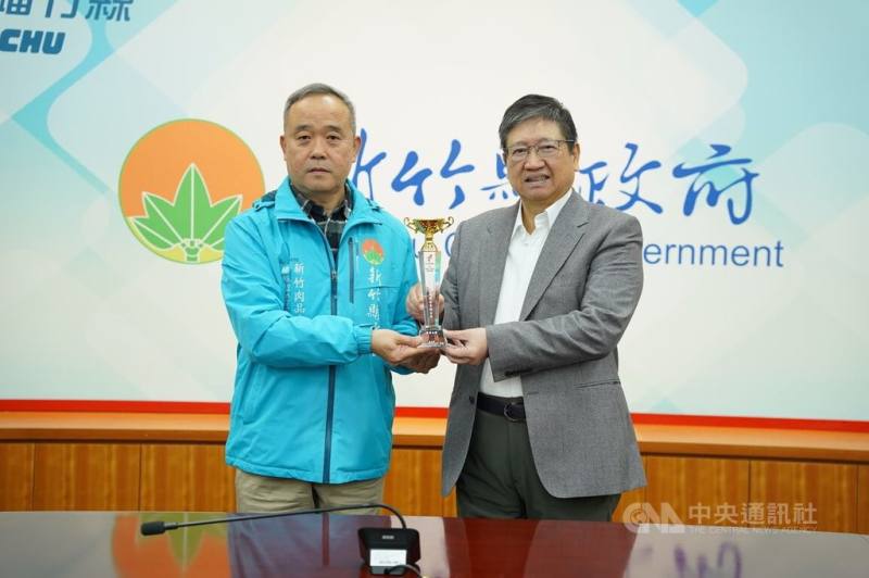 新竹縣政府6日舉辦主管會報，縣長楊文科（右）會中說，新竹肉品市場導入羊隻屠宰溯源管理，有效管理疫病保障食肉安全，獲國產羊肉溯源制度評鑑特優，特別給予總經理詹皓智（左）肯定。