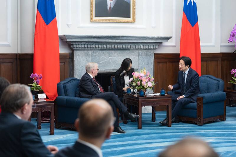 President Lai exchanges views with Chair of the European Taiwan Friendship Group Michael Gahler.