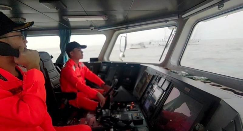 4艘中國海警船6日下午侵擾金門水域，海巡署巡防艇採一對一併航監控，並透過中、英文無線電廣播要求其立即轉向。（海洋委員會海巡署金馬澎分署提供）