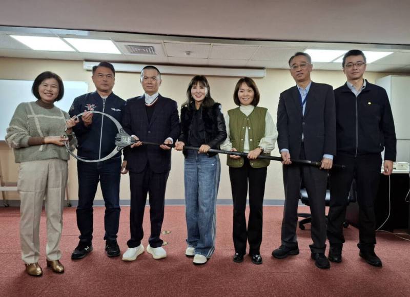 台北捷運公司6日表示，獲北市府市政顧問陳啟宏（左3）捐贈50支新型防暴鋼叉，捷運警察隊後續將與捷運公司共同研議設置點位，並以旅運量較大的車站為優先配置，並加強人員操作訓練。（台北捷運公司提供）