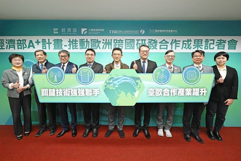經濟部產業技術司7日舉辦經濟部 A+計畫–推動歐洲跨國研發合作成果」記者會，展現近年來臺灣與歐洲在科技研發合作上的豐碩成果。左起經濟部產業技術司科長劉淑櫻、紡織所協理邱勝福、愛克智慧董事長特助林柏舟、連騰科技總經理蕭富仁、經濟部產業技術司司長郭肇中、徠通科技董事長陳嘉斌、經濟部產業技術司簡任技正戴建丞、精機中心代總經理李建勳、工研院產科國際所副所長紀昭吟