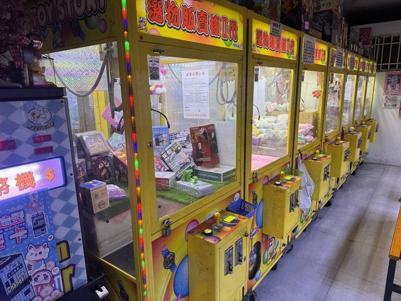 「新竹市自助選物販賣事業管理自治條例」已正式施行，新制上路後自助選物販賣營業場所須距離國中小學100公尺以上，設有1年緩衝期