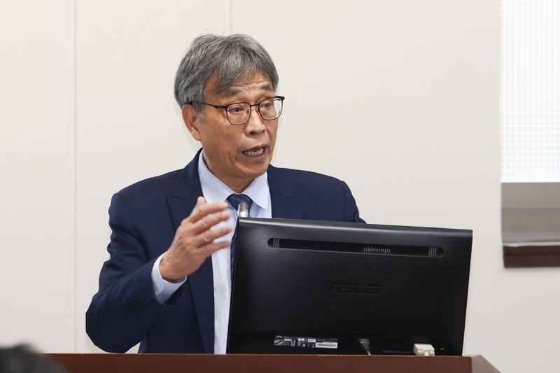 台中養豬場去年發生非洲豬瘟疫情，全台活體豬實施15天禁宰、禁運。農業部長陳駿季（圖）7日表示，目前延遲上市的39萬頭豬已經消化了3成，原本預估3月底才能完全消化，現在評估2月底到3月初就能完成