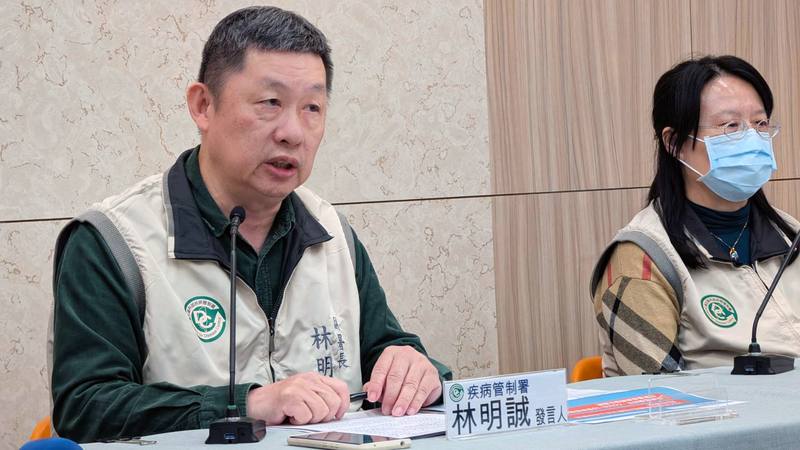 針對國內流感疫情走勢，衛福部疾管署發言人林明誠（左）6日指出，最新預估1月下半月將進入流行期，春節前後達最高峰