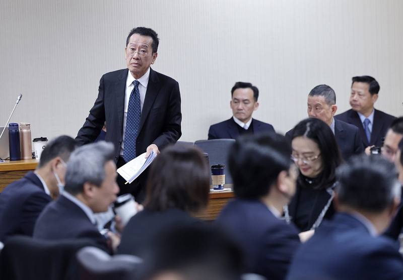 立法院外交及國防委員會8日邀請國防部、外交部、國家安全局、海洋委員會海巡署報告「中共近期對台軍演之軍事威脅研析、國際情勢應對及國安應處作為」，國防部長顧立雄（後左）列席備詢。