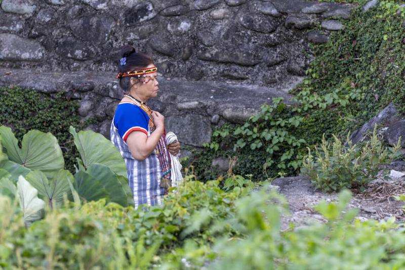 文學紀錄片「大海浮夢」記錄作家夏曼．藍波安的生命歷程，片中他的妻子希婻．藍波安（圖）難得入鏡，談起和夏曼相伴一生的理解與支持。（目宿媒體提供）