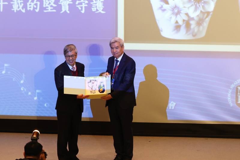 國家衛生研究院30週年院慶大會7日在竹南院區舉辦，6月將接任中研院長的前副總統陳建仁（左）應邀出席發表演說，演講結束後由國衛院長司徒惠康（右）致贈紀念品。