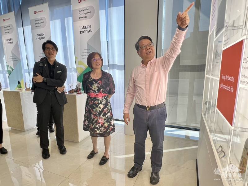 駐泰國代表處公使董思齊(左)、泰國臺商總會永遠名譽總會長郭修敏(中)，聽取正美泰國廠總經理黃春華(右)解說產品製作流程