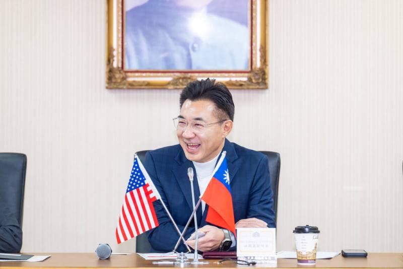 立法院副院長江啟臣7日接見美國賓州大學研究中心師生團，勉勵在場學生返美後持續關心台灣相關議題。（立法院提供）