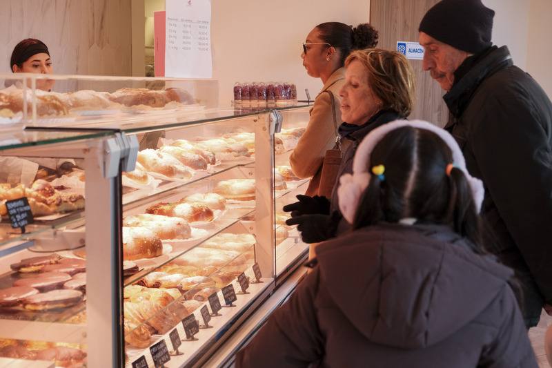 西班牙1月6日慶祝天主教傳統「三王節」，即使應景美食「國王蛋糕」的價格年年漲，但首都馬德里糕餅店人氣仍旺，家家都有排隊購買國王蛋糕的人潮。