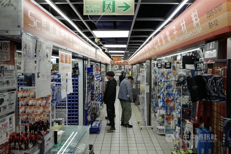 圖為台北市中正區民眾逛電子材料行。（中央社檔案照片）