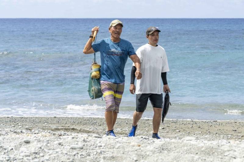 紀錄片「大海浮夢」忠實捕捉作家夏曼．藍波安（左）與兒子潛水捕魚的出海日常，展現父子之間以身體勞動延續傳統的默契。（目宿媒體提供）