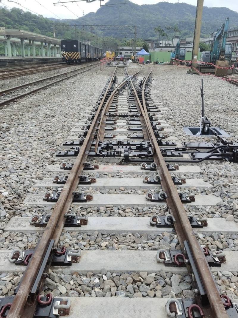 「宜蘭工務段PC枕型道岔更新工程」，從全國4萬多件在建公共工程中脫穎而出，勇奪行政院「第25屆公共工程金質獎—品質優良獎優等」