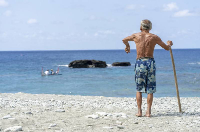 目宿媒體文學紀錄片系列新作「大海浮夢」，拍攝作家夏曼．藍波安以身體書寫生命的歷程，片中更捕捉到他筆下「老海人」洛馬比克的原型，還原文學中的真實。（目宿媒體提供）