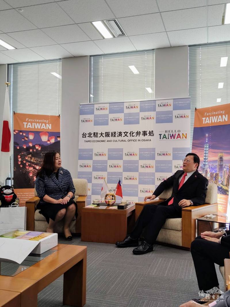 大阪中華總會婦女會會長尤博美(左)與洪英傑(右)就新年工作計畫交換意見