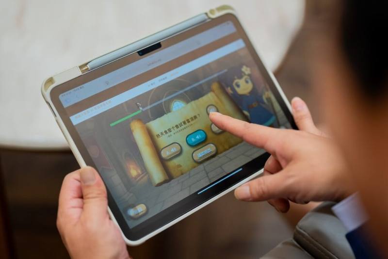 桃園市政府客家事務局推出整合AI聊天、即時翻譯及闖關測驗三大功能的「桃園大客家Taoyuan TAI Hakka」系統，採Web App形式開發，無須下載安裝即可跨裝置使用。（客家局提供）