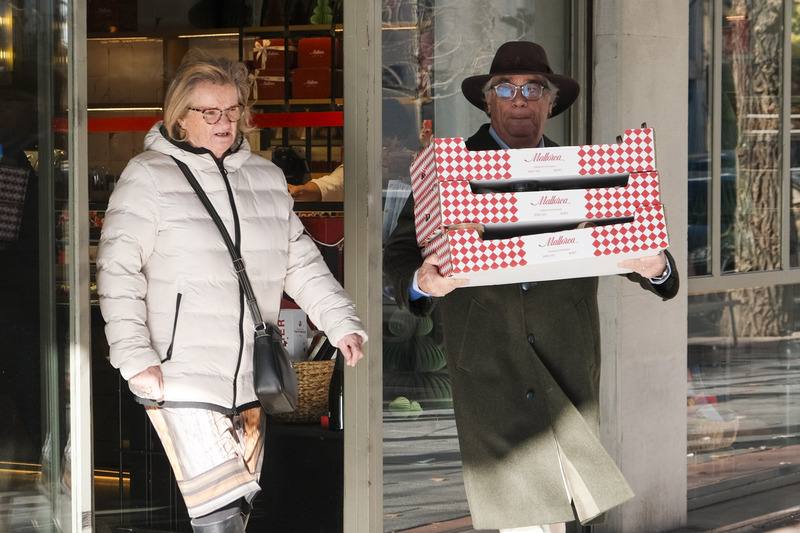 遵循天主教傳統，西班牙人在1月6日慶祝「三王節」，對西班牙家庭來說，即使三王節必吃的「國王蛋糕」價格年年漲，但是西班牙人仍甘願買單守護這份甜蜜的傳統，首都馬德里6日街頭幾乎人手一盒國王蛋糕。