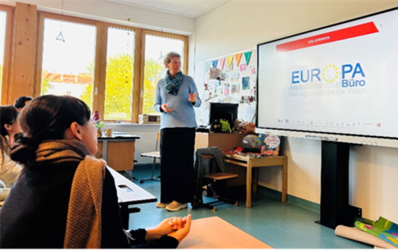 Ms. Romy Höltzer from the European Office of the Vienna Board of Education explaining the education system