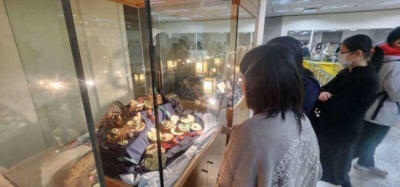 澎湖科技大學「意象之間的公共敘事–通識人文藝術的文創實踐」成果展7日在校內登場，展現學生將「學習」轉化為「創作」，再將「創作」推向「可以被理解、被使用、被記得」的實踐能力。