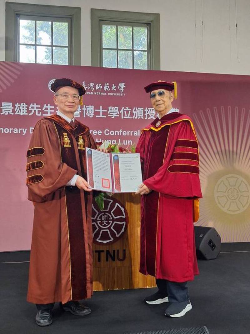 龍門勵學基金會董事長倫景雄（右）長期協助緬甸僑生就學，台灣師範大學校長吳正己（左）8日頒發名譽社會科學博士學位證書給倫景雄，肯定其卓越貢獻，也盼鼓舞更多人投入教育、關懷社會。