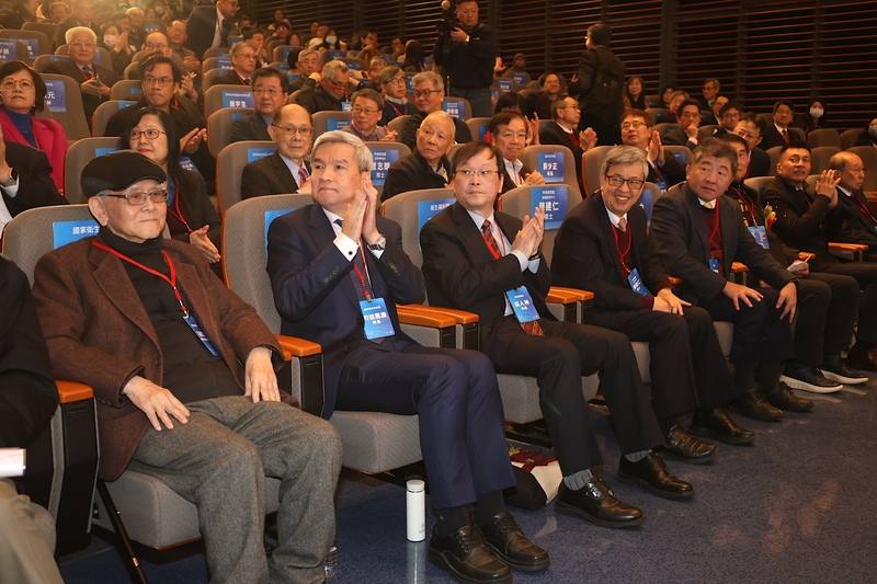 國家衛生研究院7日在竹南院區舉辦30週年院慶大會，創院院長吳成文（前左）「回娘家」，與現任院長司徒惠康、衛福部次長莊人祥、前副總統陳建仁、行政院政務委員陳時中等人一起慶賀。