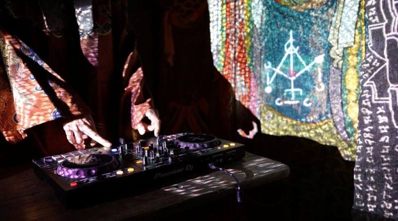 電影「咒」上映3年後，將以大型沉浸式實體活動形式登場，「咒的多重宇宙」以電影為基礎，轉化為可被行走、聆聽與參與的夜間場域，邀請影迷從銀幕走進現場，親身踏入「咒」的世界。（故事工廠提供）